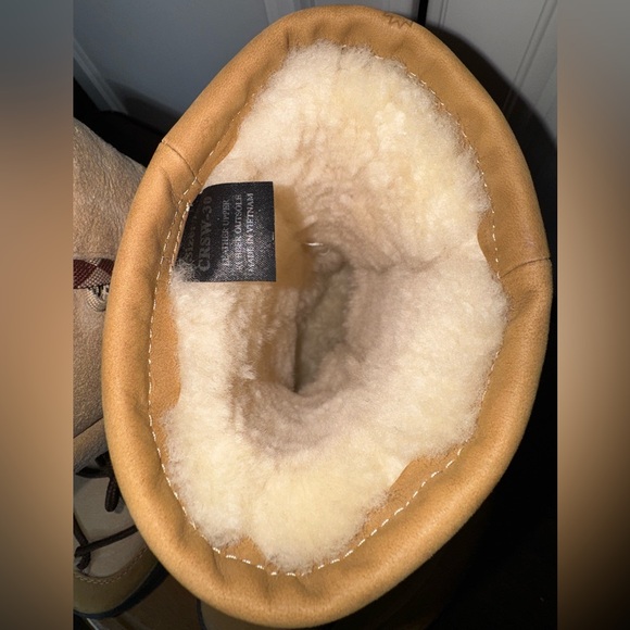 Women's Ulu Crow Shearling Boots - Picture 11 of 12